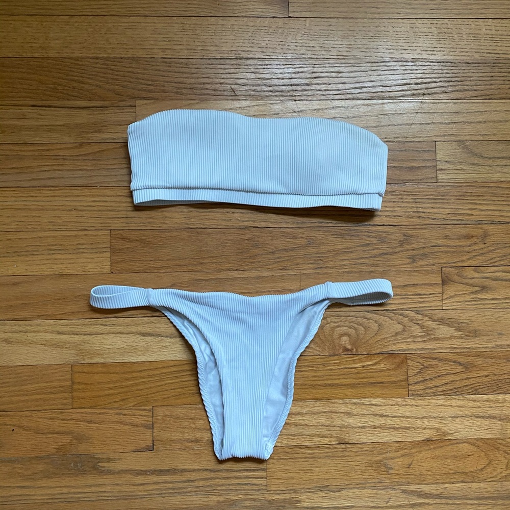 White ribbed bikini and bottom set